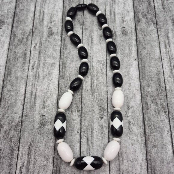 Vintage Oval Plastic Beads Collar Necklace Black & White Harlequin Pattern 18.5" - Picture 5 of 6